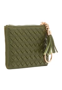 Portafoglio verde oliva con design in pelle intrecciata, chiusura a zip, finiture in hardware dorato e un ponPon attaccato a un anello per chiavi.