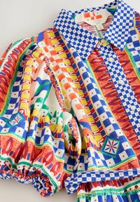 REGULAR FIT - PUFF SLEEVE TIE WAIST MINI  - Särkkleit - multicoloured tile print