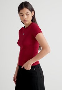 Tommy Jeans SLIM BADGE TEE - Základné tričko - regatta red