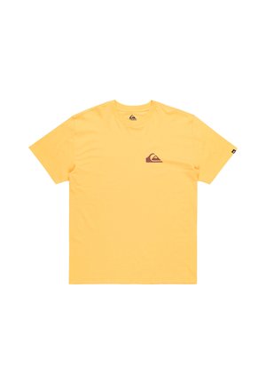 Žlté bavlnené tričko s krátkymi rukávmi a okrúhlym výstrihom. Obsahuje malé hnedé logo na ľavej hrudi a štítok na rukáve.
