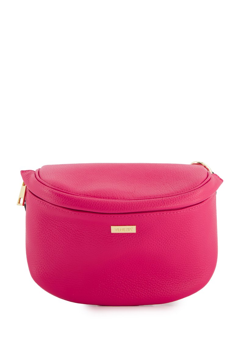 Różowa skórzana torebka crossbody o zaokrąglonym kształcie, teksturowanej powierzchni, złotym wykończeniu i zapięciu na klapkę. Z przodu znajduje się plate z logo.