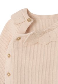 Cremfarbener, gerippter Strickbaby-Cardigan mit beigen Knöpfen und einem gewellten Kragen.