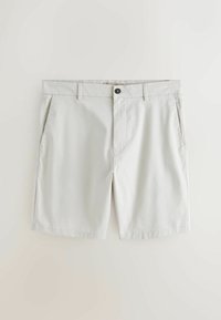 Shorts gris clair longueur genou avec passants de ceinture, bouton devant, fermeture éclair et poches latérales.