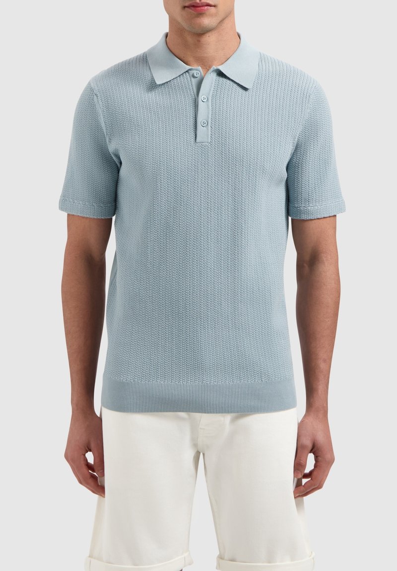 Korte mouwen polo shirt in lichtblauw, met een gemêleerd breipatroon, drie knopen sluiting en ribgebreide manchetten en onderrand.