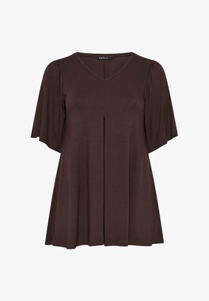 Blusa marrón de manga corta con escote en V, pliegue central delantero y ajuste suelto y fluido.