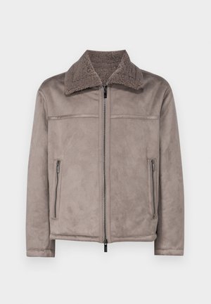 Giacca grigia chiaro con colletto in pelliccia sintetica, chiusura a zip e due tasche frontali. Texture liscia con design casual e dettagli di cucitura.