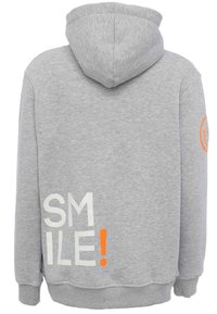 Felpa grigia con una texture morbida, caratterizzata da una grande grafica bianca e arancione "SMILE!" sul retro e un logo sul maniche destro.