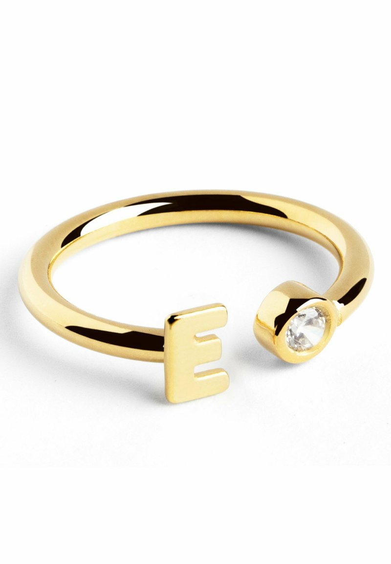 Anello in metallo color oro con design a banda aperta. Presenta una lettera "E" in caratteri maiuscoli e un accento di pietra preziosa trasparente rotonda. Superficie liscia e lucida.