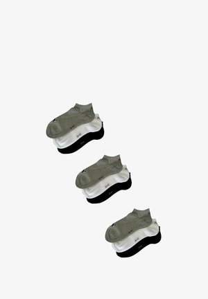 Drei Paar Knöchelsocken in Grau, Weiß und Schwarz. Jedes Paar hat ein schlichtes Design mit einem Logo und einer Größenanzeige an der Seite.