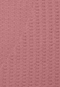 Helles rosa gestricktes Gewebe mit zwei unterschiedlichen Texturen: Eine Seite hat ein erhabenes Muster, während die andere ein feines Rippenmuster zeigt.