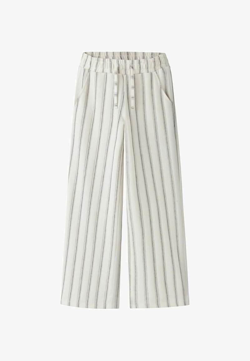 Pantalon blanc à jambes larges avec rayures verticales noires, taille élastique, cordon de serrage et poches latérales.