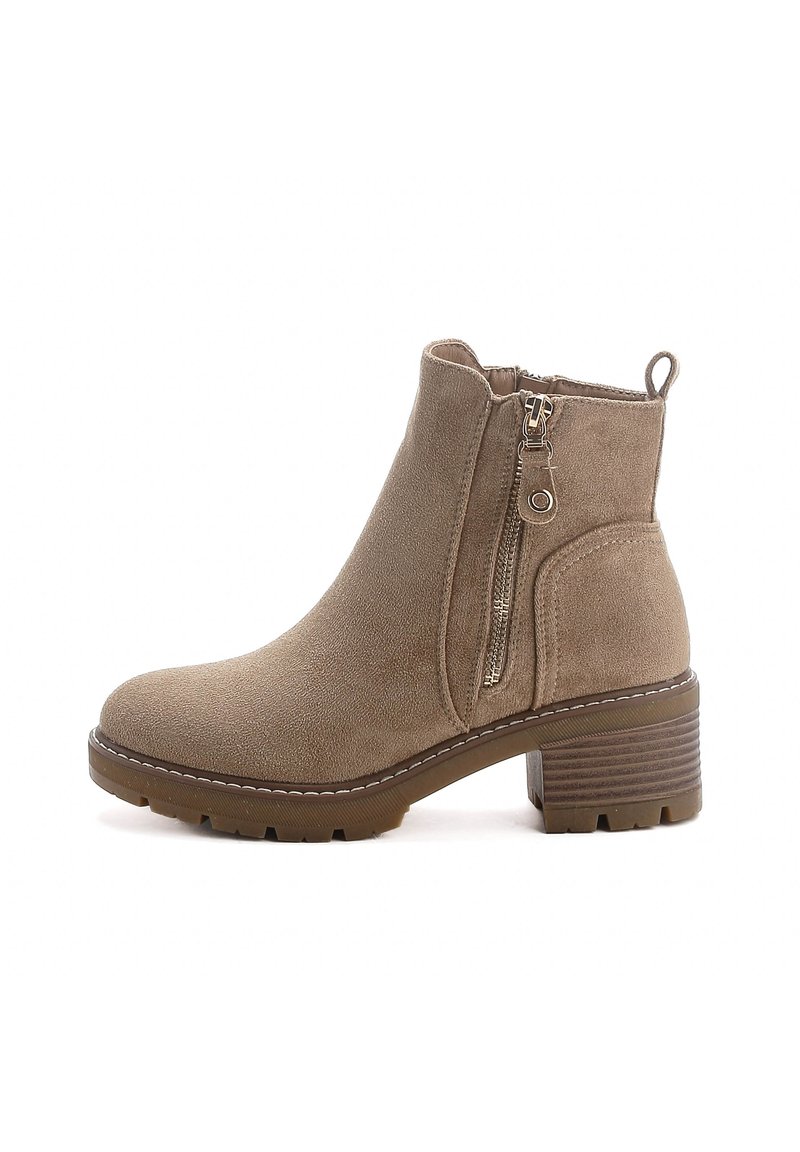 Botas de tobillo de ante marrón con punta redondeada, detalle de cremallera lateral y un tacón de bloque texturizado. Presentan un borde cosido a lo largo de la suela.