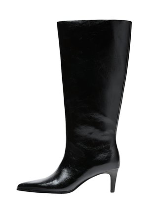 Botte haute en cuir noir avec bout pointu et talon fin de hauteur moyenne, vue de côté sur fond blanc.