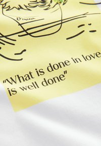 Vitt T-shirt i tyg med en gul grafik med en svart konturillustration och text: "Vad som görs i kärlek är väl gjort."