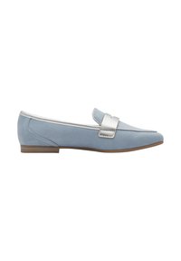 Lichtblauwe suède balletflat met een spitse neus en een zilverkleurige metallic accentriem. Heeft een lage hak en een soepele textuur.
