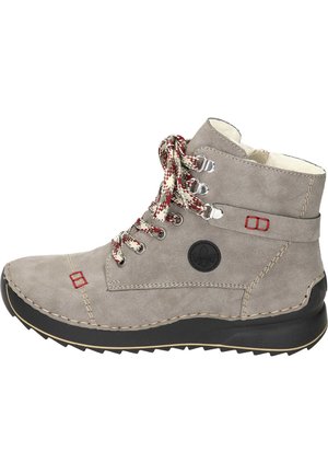 Graue Wildleder-Ankle Boots mit schwarzem Absatz, roten und cremefarbenen gemusterten Schnürsenkeln, Metallösen und gestickten Akzenten. Verfügt über ein Logo-Patch.