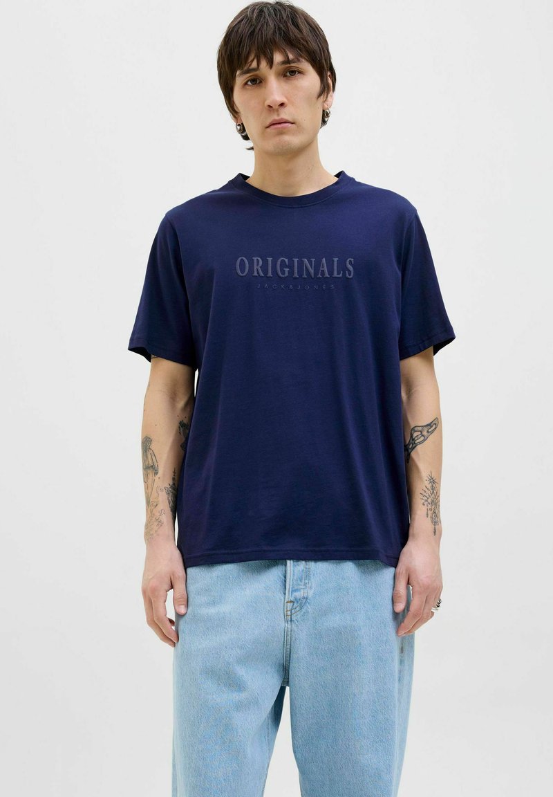 Námořnická modrá tričko s krátkým rukávem, na přední straně s texturálním potiskem "ORIGINALS JACK & JONES", vyrobené z měkké bavlněné tkaniny.