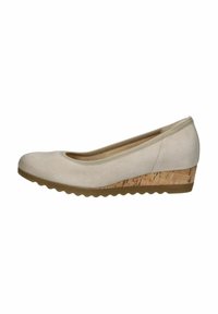 Scarpe a zeppa beige con tomaia in morbido camoscio, punta arrotondata e tacco a zeppa con motivo in sughero. Suola in gomma scanalata per un buon grip.