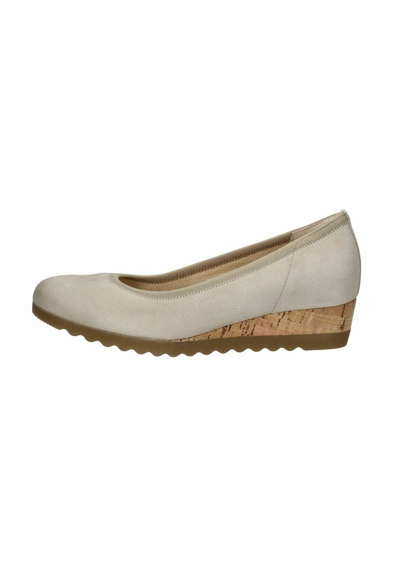 Scarpe a zeppa beige con tomaia in morbido camoscio, punta arrotondata e tacco a zeppa con motivo in sughero. Suola in gomma scanalata per un buon grip.