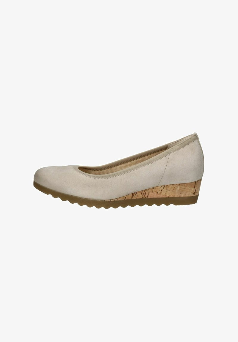 Scarpe a zeppa beige con tomaia in morbido camoscio, punta arrotondata e tacco a zeppa con motivo in sughero. Suola in gomma scanalata per un buon grip.