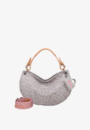 Sac à motif léopard gris avec une forme arrondie, des poignées en cuir et une sangle rose amovible. Comprend une petite étiquette avec "Barbie" en lettres roses.