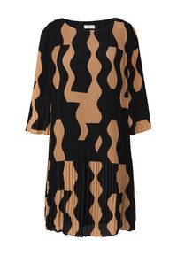 Zwart en beige geplooid jurkje met een abstract golvend patroon, ronde halslijn en driekwart mouwen, geschikt voor casual gebruik.