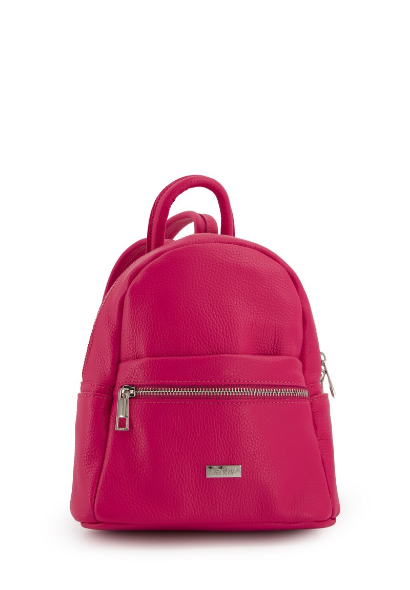 Sac à dos en cuir fuchsia de forme arrondie, avec une poche avant zippée et deux poignées supérieures. Présente une surface texturée et un logo métallique.