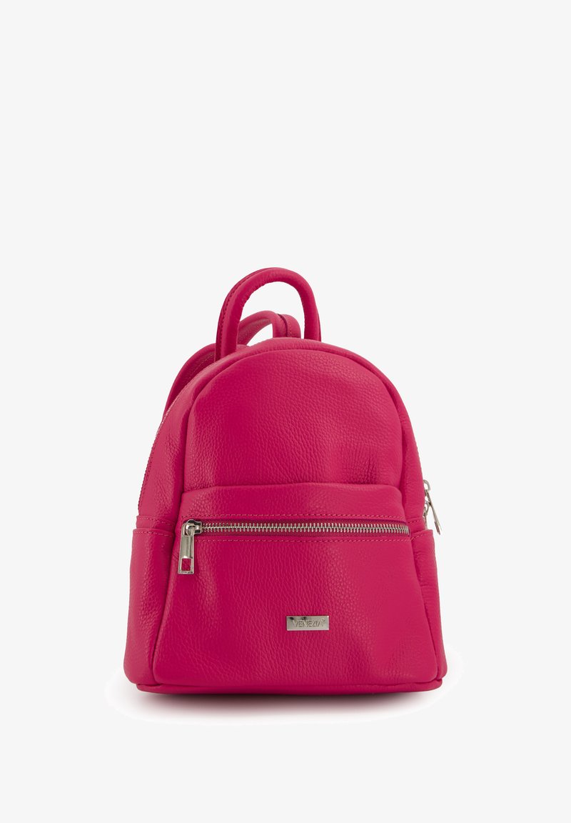 Sac à dos en cuir fuchsia de forme arrondie, avec une poche avant zippée et deux poignées supérieures. Présente une surface texturée et un logo métallique.