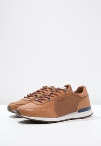 Pepe Jeans Tenisky - dark brown