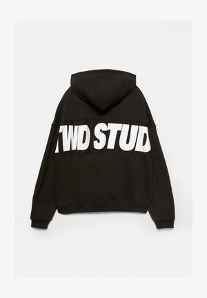 Schwarze Kapuzenjacke aus weichem Material mit großem weißen Text "TWD STUD" auf dem Rücken, mit verstellbarem Kapuzenzug und gerippten Bündchen.