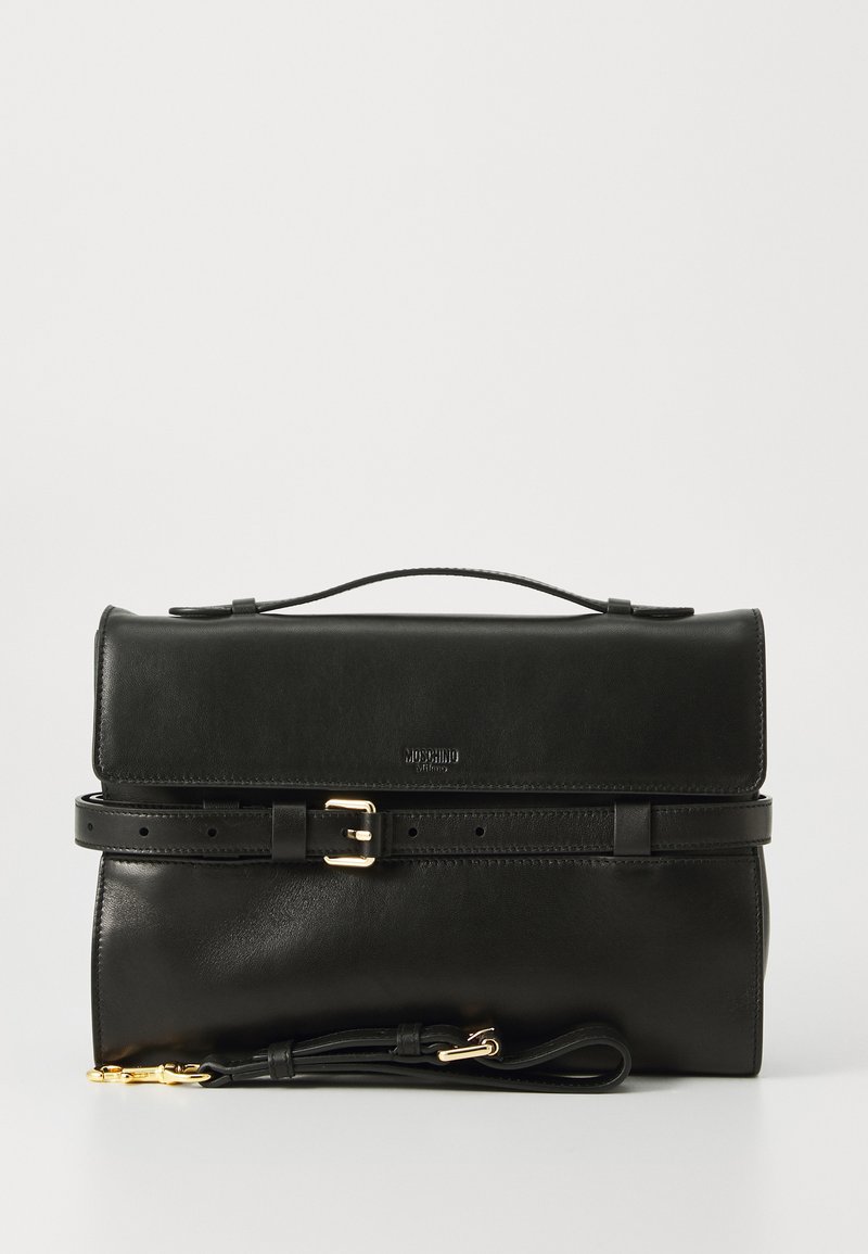 Črna usnjena torbica Moschino z ročni ročaj, spredaj z zaponko na pasu, in odstranljivim ramenskim trakom z zlatimi dodatki.