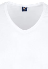 Witte V-hals T-shirt gemaakt van zachte katoen. Heeft een minimalistisch ontwerp met een label "Geschikt" in blauw en oranje.