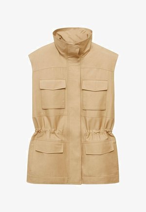 Gilet beige senza maniche realizzato in miscela di cotone. Presenta quattro tasche frontali, un elastico in vita e un colletto alto per una vestibilità regolabile.