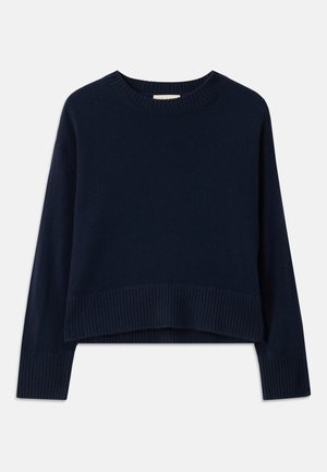 Pull court bleu marine en tricot doux, avec un col et des poignets côtelés, offrant une coupe décontractée et des manches longues.