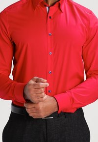 OLYMP Level Five Hemd - red