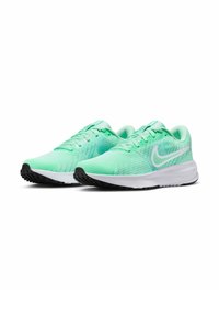Baskets de sport légères vert menthe avec tige en maille, accents blancs et semelle extérieure en caoutchouc noir. Caractéristiques d'un laçage pour un ajustement sécurisé.