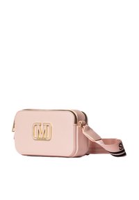 Borsa rettangolare rosa con dettaglio del logo dorato, superficie testurizzata, doppia cerniera e tracolla regolabile con un accento a strisce.