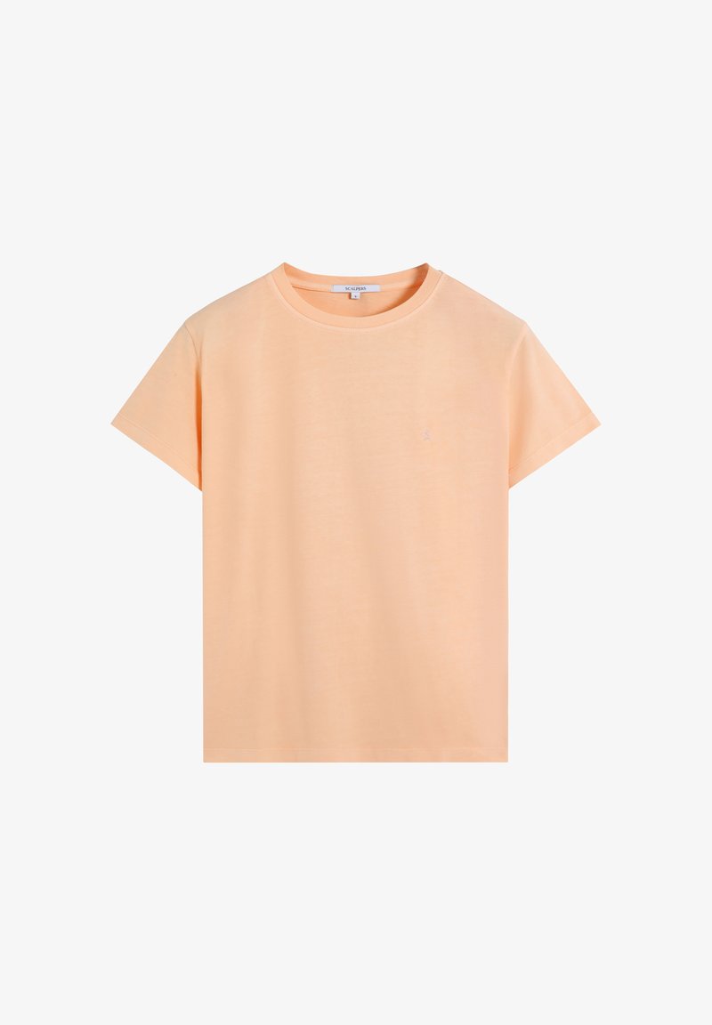 Effen licht perzikkleurig T-shirt met korte mouwen en een ronde hals, met een klein subtiel logo op de linkerborst, weergegeven op een witte achtergrond.