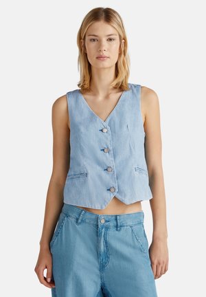Lichtblauw denimvest met een V-hals, vijf knopen en twee voorzakken. Draag het met bijpassende denimbroek. Gladde textuur, casual ontwerp.