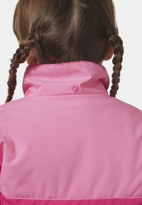 Roze waterdichte jas met een staande kraag, voorzien van een soepele textuur en knoopdetails bij de hals, die een tweekleurig ontwerp benadrukt.