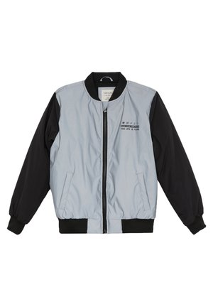 Lys grå og sort bomberjakke med lynlås foran, ribbede manchetter og et trykt design på brystet. Fremstillet af glat, let materiale.