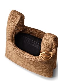 Texturierte braune Handtasche mit einer strukturierten Form, ausgestattet mit goldfarbenem Zubehör und einem schwarzen Innenfutter.