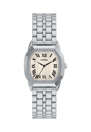 Silberne Metall Fossil Armbanduhr mit rechteckigem cremefarbenem Zifferblatt, schwarzen römischen Ziffern und drei Zeigern, die 10:10:36 anzeigen.
