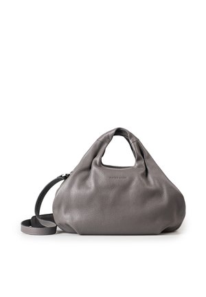 Borsa in pelle grigia con una finitura morbida e testurizzata, doppi manici corti, tracolla regolabile e una forma morbida e arrotondata.