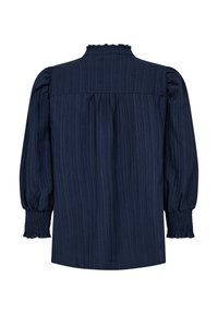 Navyblauwe blouse met hoge kraag, gerimpelde manchetten en verticale strepen, met een relaxed fit en gathered detail aan de achterkant.