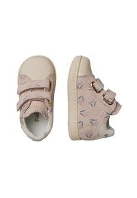 Due scarpe per bambini piccoli con un motivo floreale in rosa chiaro e beige, dotate di una suola in gomma testurizzata e doppie cinture Velcro per una facile chiusura.
