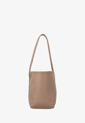 Mała beżowa skórzana torba typu kubełek z jedną długą rączką i gładką, lekko teksturowaną powierzchnią.