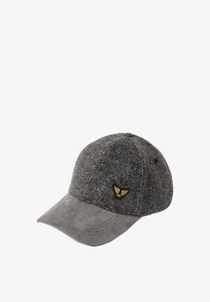 Grijze pet met een visgraatpatroon, voorzien van een leren gebogen rand en een klein gouden vleugelproducent op het voorpaneel.