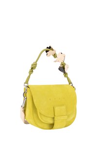 Gul ruskindstaske med en knyttet grøn rem med blomsterdetaljer. Frontklaplukning med en flig, præget logo på taskens krop.