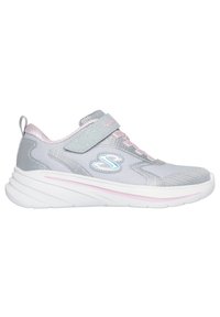Scarpa da ginnastica grigia con accenti rosa, tomaia in rete, colletto imbottito, cinturino in Velcro e suola spessa bianca, con logo decorativo.
